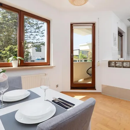 Family 2 Bedrooms & 1 Km To The By Renters Apartment *