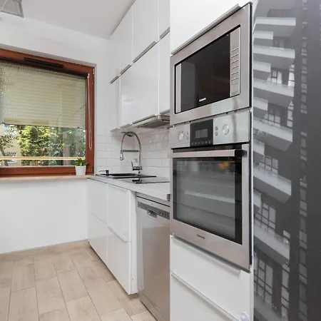 Family 2 Bedrooms & 1 Km To The By Renters Apartment *